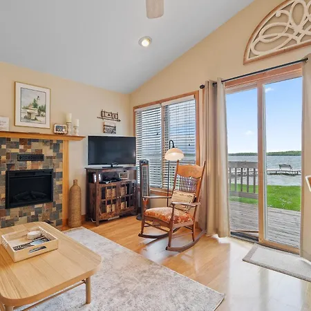Sunset Shores - Lakeside Cabin #1 By Simple Life Rentals